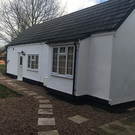 Manor Bungalow ウォールソール エクステリア 写真